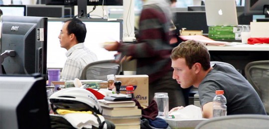 مارك يعمل على مكتبه مع الاخرين